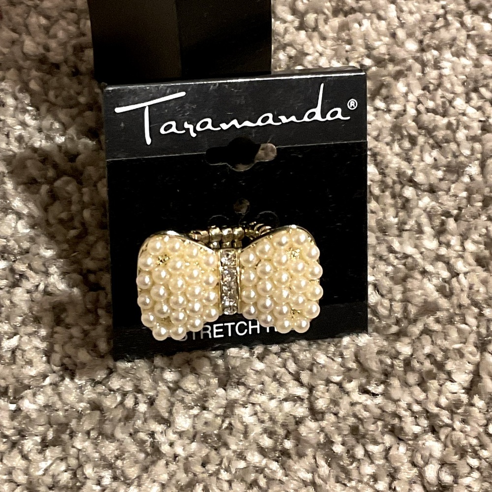 🆕 NWT Fashion Ring, stretch band fits all, pearl bow tie, dazzling!